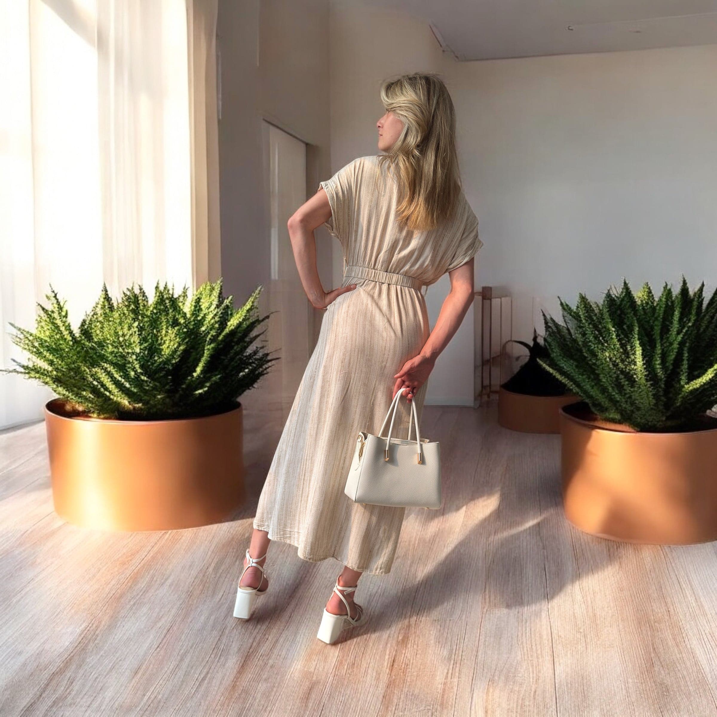 Les accords de la robe beige ceinturé  - miniature 5