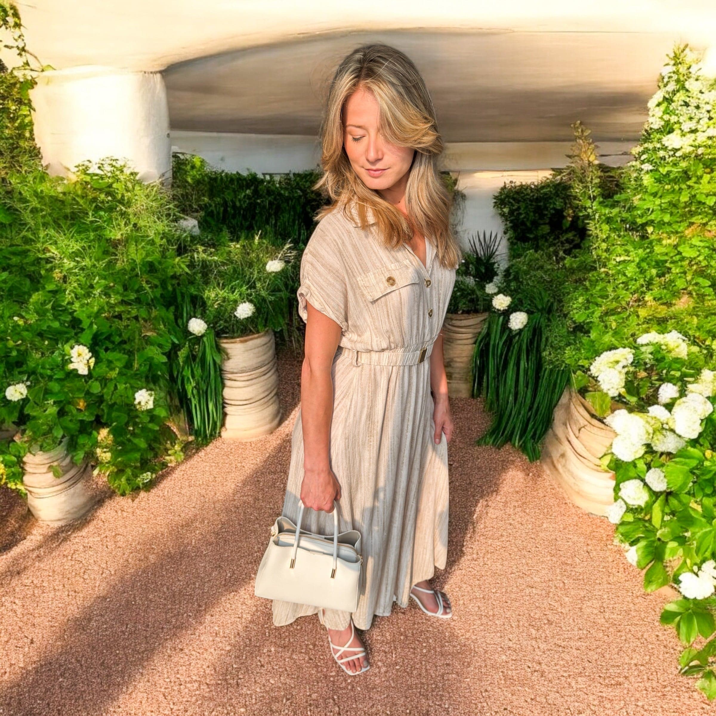 Les accords de la robe beige ceinturé  - miniature 6