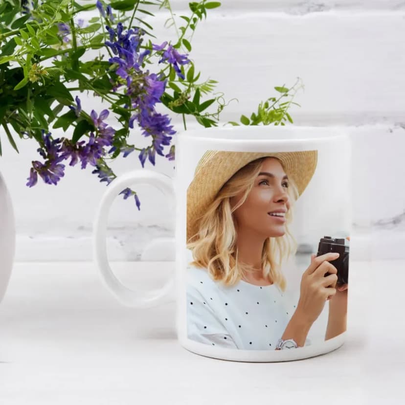 Un mug blanc en céramique dont toute la surface est imprimée d’une photo