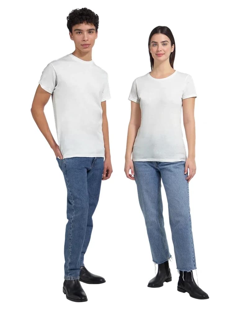 Deux personnes portent le t-shirt blanc unisexe à col rond, encore vierge, avant toute impression de dessin
